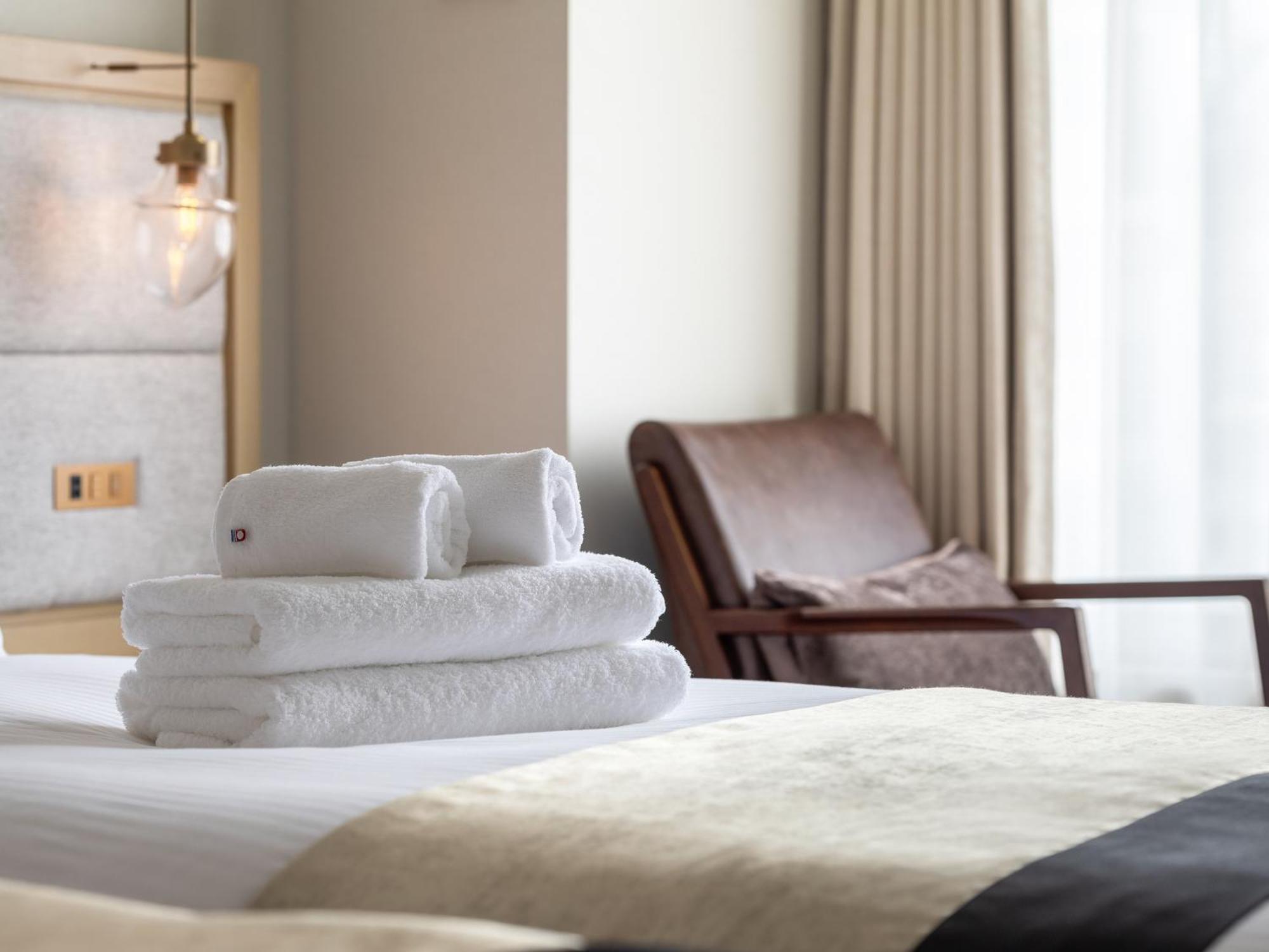 Hotel The Celestine Kyoto Gion Kültér fotó A stack of towels on a bed