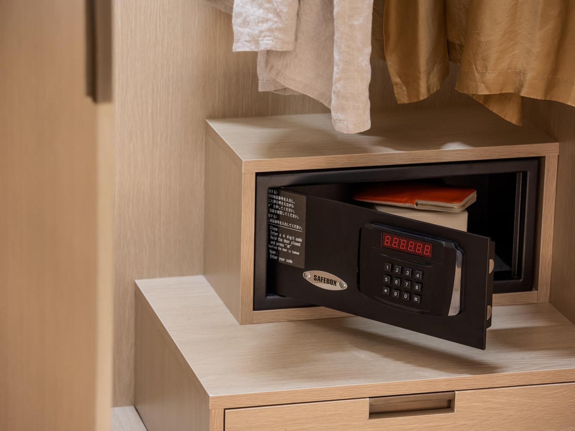 Hotel The Celestine Kyoto Gion Kültér fotó A safe in a hotel room